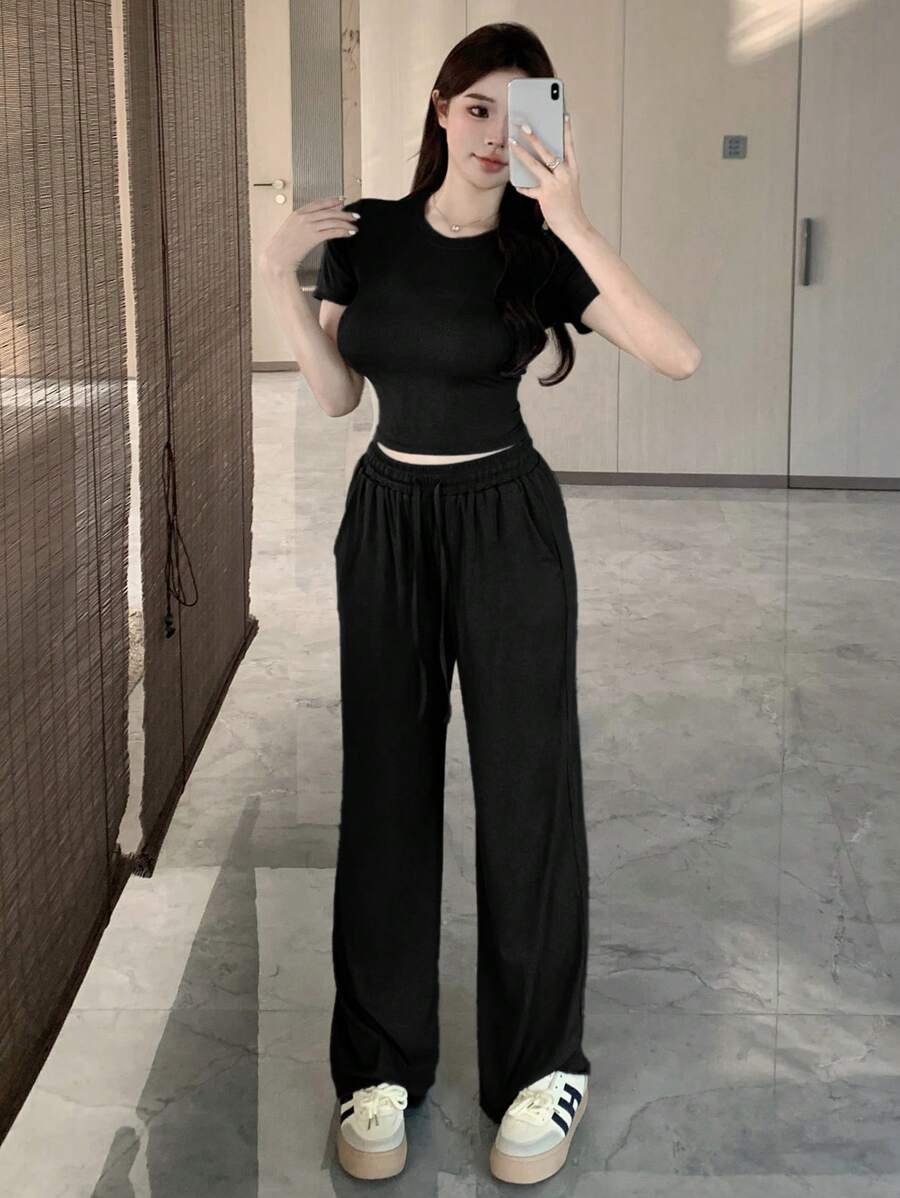 DAZY طقم تي شيرت وبنطلون طويل بأكمام قصيرة وألوان سادة للنساء 2 قطعة