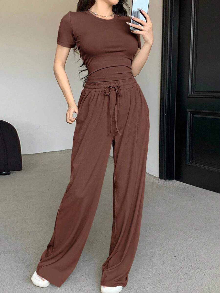 DAZY طقم تي شيرت وبنطلون طويل بأكمام قصيرة وألوان سادة للنساء 2 قطعة